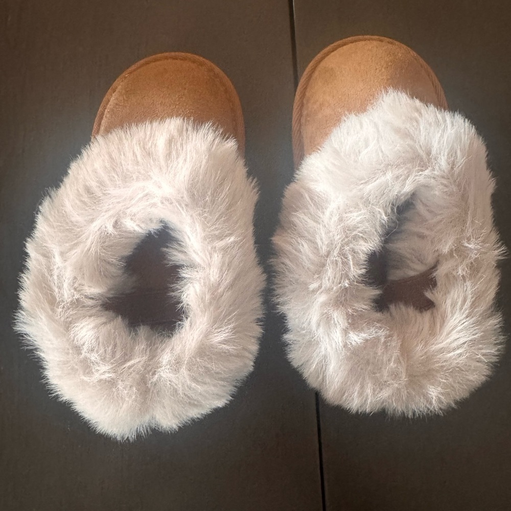 The Children's Place Faux Fur Cuff Slippers in Light Brown